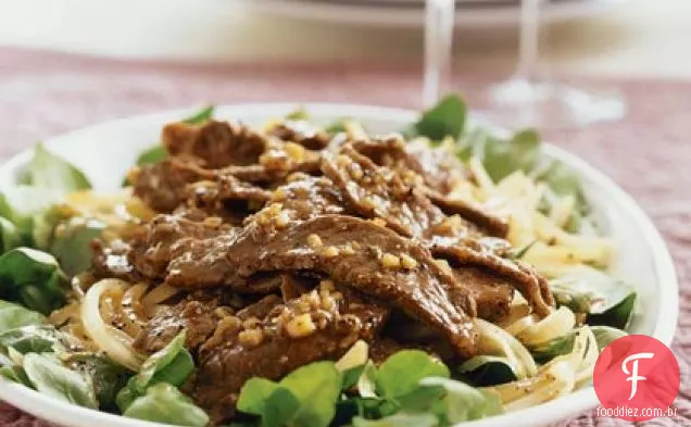 Carne quente e salada de agrião murcha