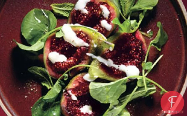 Salada de figo com iogurte de leite de cabra e agrião de pimenta
