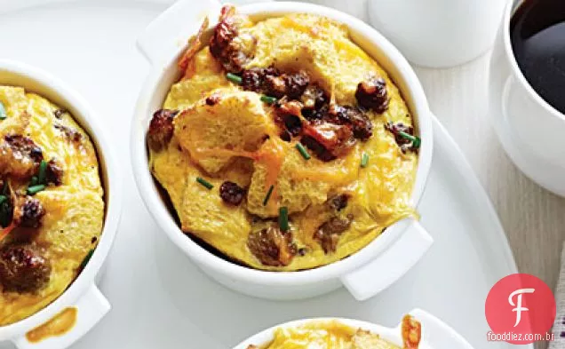 Caçarola de salsicha e queijo para Café da manhã