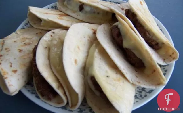 V's Soft Turkey Taquitos com mergulho sudoeste