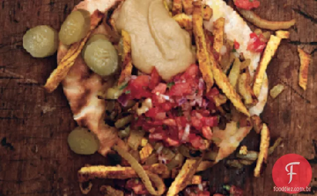 Shawarma de peru com sabor de tomate e molho de tahine