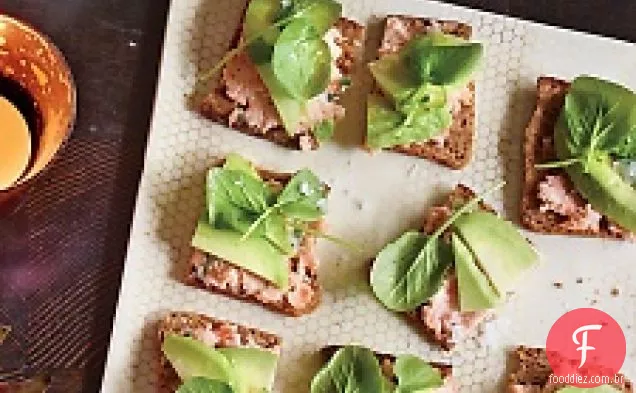 Salmão, Abacate E Biscoitos De Chá De Agrião