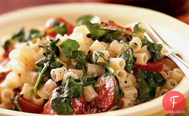 Macarrão com agrião, tomate e queijo de cabra