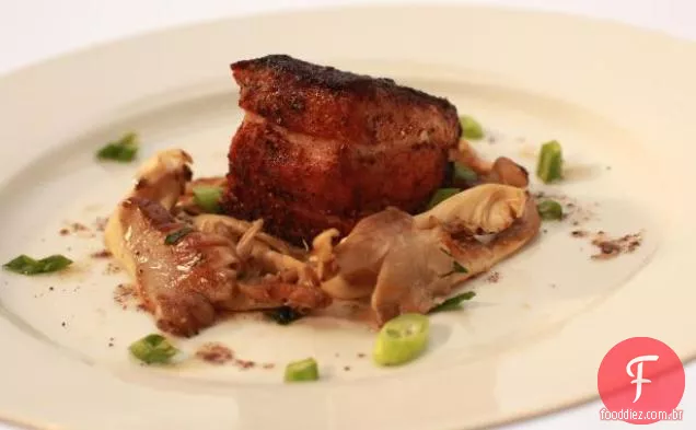Bife de Bacon com coentro, cogumelos ostra defumados e manteiga marrom de tomilho