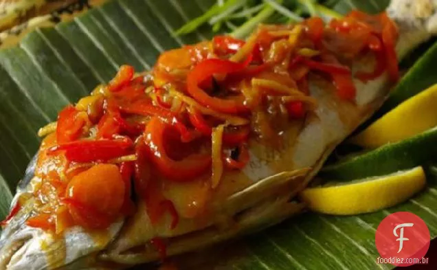 Ano Novo Chinês peixe inteiro com legumes doces e azedos