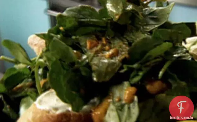 Salada de agrião com molho de tomate assado