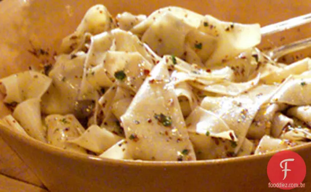 Macarrão Pappardelle com azeitonas, tomilho e limão
