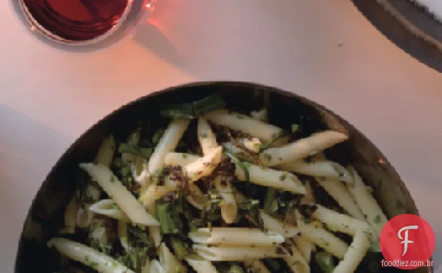 Penne com Avelã Gremolata e Broccolini torrado