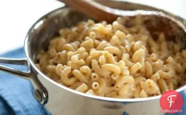 Macarrão com queijo no fogão