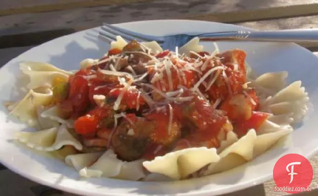 Frango Cacciatore sobre macarrão