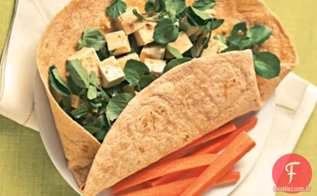 Tofu E Agrião Embrulhar Com Molho De Amendoim