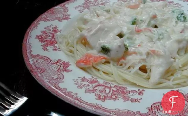 Macarrão com cabelo de anjo e caranguejo com molho Alfredo