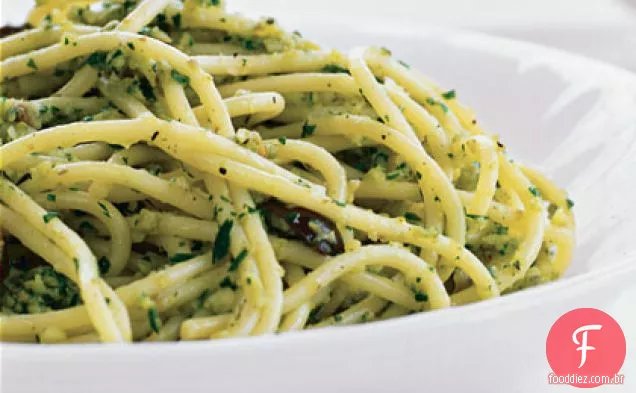 Macarrão com pesto verde azeitona