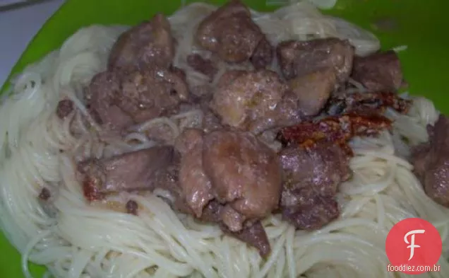 Frango cremoso e Massa de tomate seca ao sol