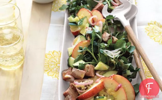 Carne, agrião e salada de pêssego com vinagrete de limão