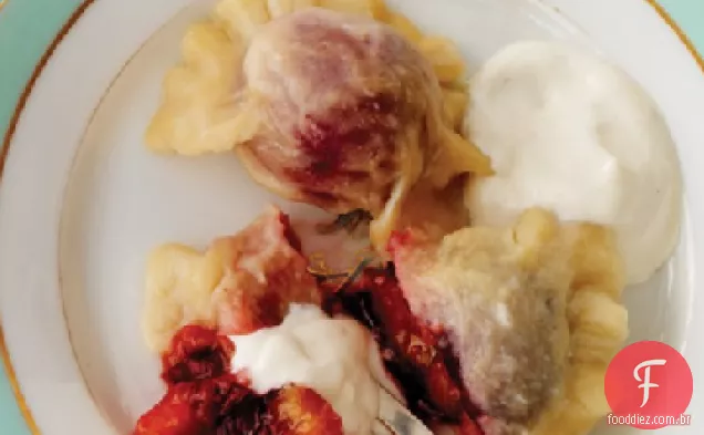 Pierogi com Recheio De Ameixa italiana e creme azedo temperado
