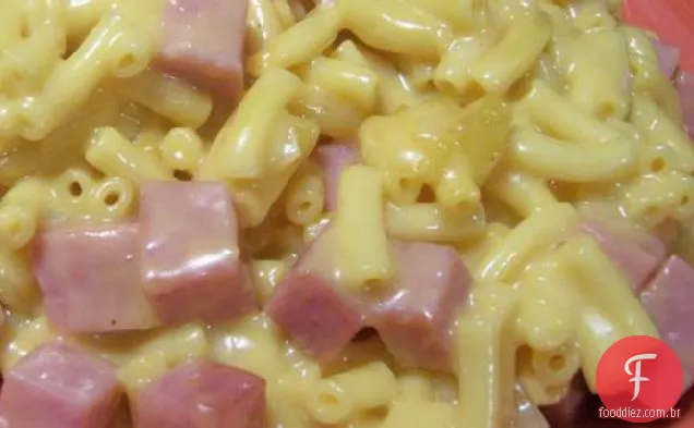 Macarrão com prato azul e queijo com presunto