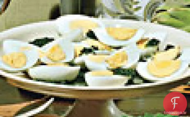 Ovos de fazenda com agrião e molho de salsa