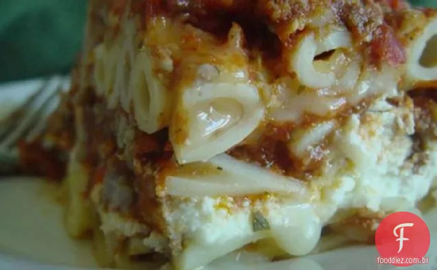A empresa está chegando caçarola Ziti em camadas