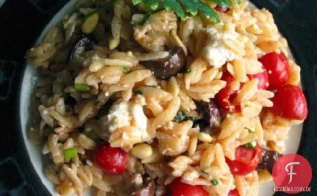 Orzo com tomate, queijo Feta e cebolinha