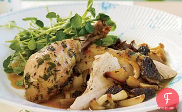 Frango com ervas torradas com cogumelos e salada de agrião