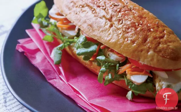 Sanduíches de baguete de frango ao estilo Lao com agrião