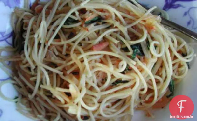 Linguine com Confit de cebola, queijo de cabra e nozes