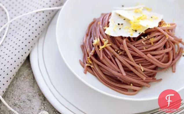 Macarrão de vinho tinto com Romano