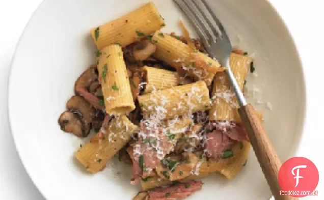 Macarrão com presunto e cogumelos