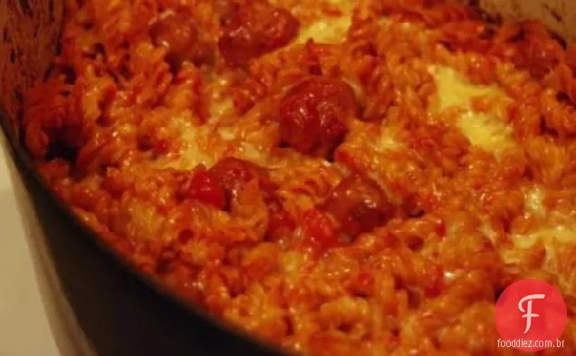 Penne assado com salsicha italiana