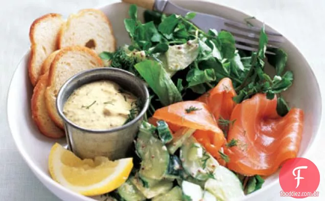 Salmão defumado com salada cremosa de pepino