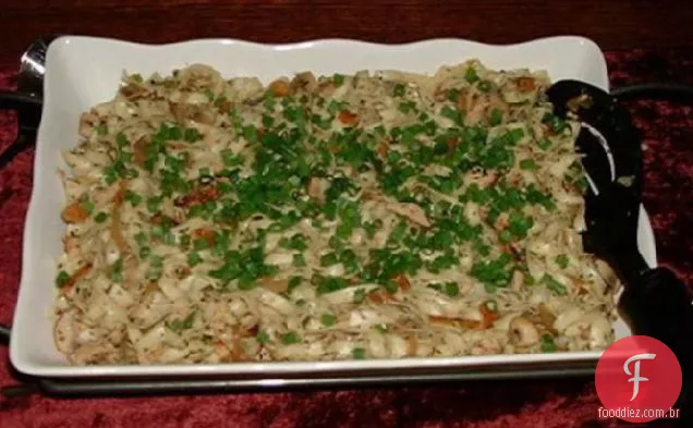 Fettuccini com peito de frango grelhado e tomate amadurecido com videira