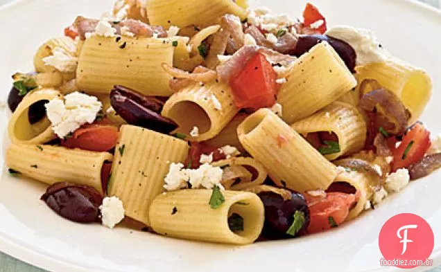 Macarrão com cebola caramelizada, tomate, salsa e azeitonas