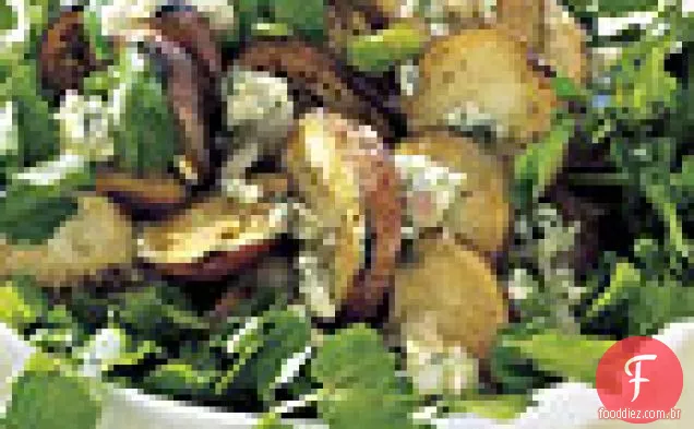 Salada de batata grelhada com agrião, cebolinha e vinagrete de queijo azul