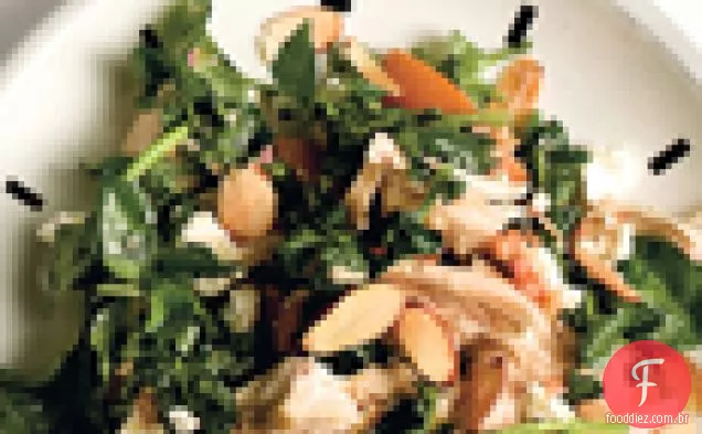 Salada de frango e agrião com amêndoas e queijo Feta