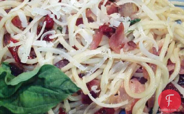 Espaguete com Pancetta e tomates secos ao sol