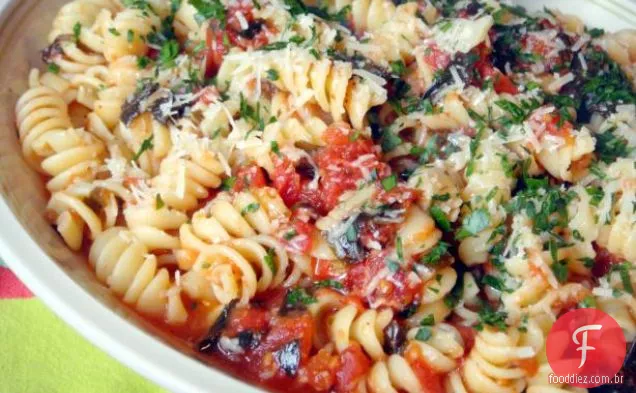 Massa fresca de tomate e manjericão com pinhões torrados