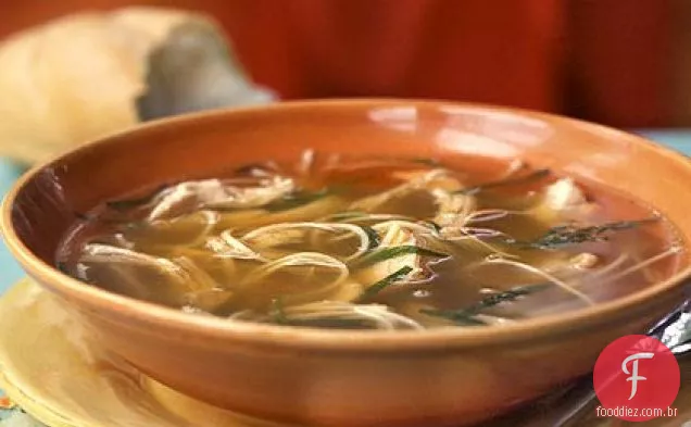 Sopa de macarrão de frango com estragão fresco