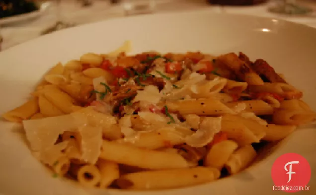 Delicioso macarrão de frango quente ou frio