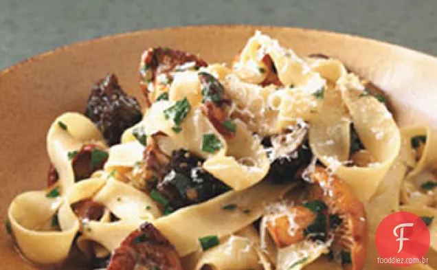 Fettuccine com molho de cogumelos selvagens