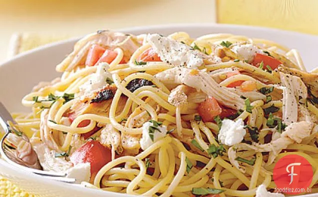 Espaguete rápido com frango e tomate fresco