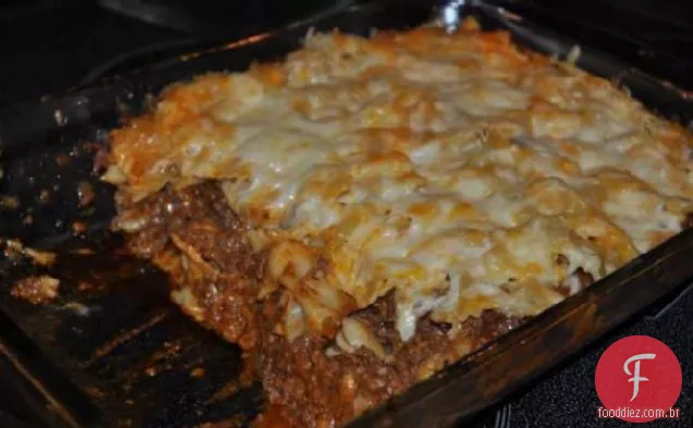 Caçarola de carne moída e massa em camadas de queijo
