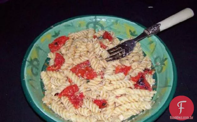 Rigatoni com pimenta vermelha, amêndoas e migalhas de pão