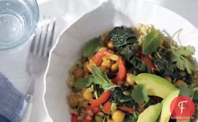 Grão De Bico De Açafrão E Verdes Amargos Com Quinoa