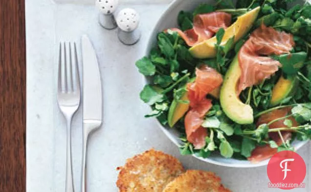 Latkes De Batata Com Agrião, Salmão Defumado E Salada De Abacate
