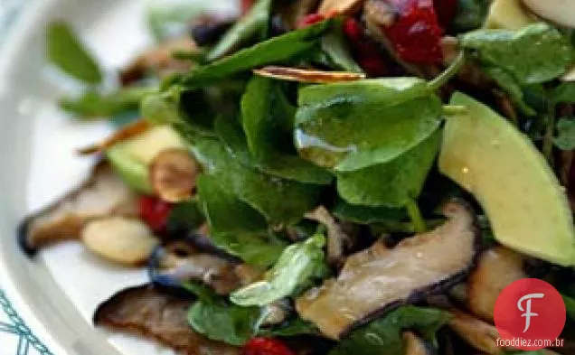 Salada de agrião e abacate com molho de limão e soja