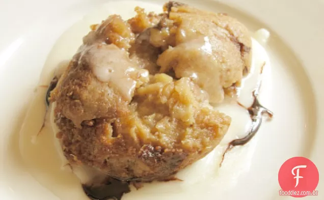 Pudim de pão com molho de Bourbon quente