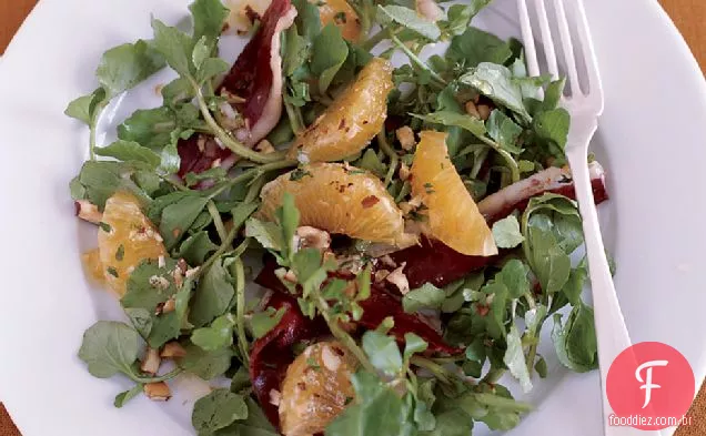 Salada de agrião com Prosciutto, tangerinas e avelãs