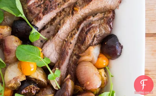 Tri-ponta de carne com figos assados, tomates e cebolas