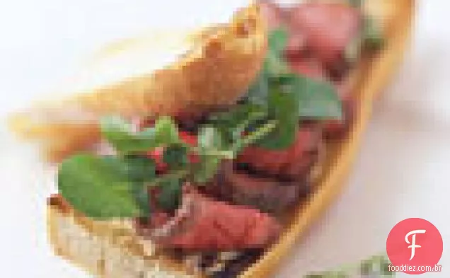 Sanduíches de bife com manteiga de mostarda de rábano e agrião